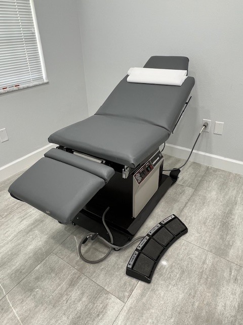 Midmark Ritter 111 Power Exam Table w/ Foot Pedal – Adjustable Height Tilt Footr