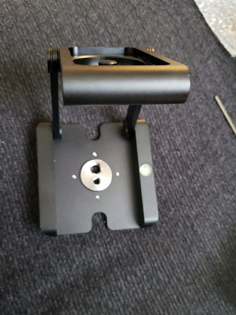 Pivoting tripod head