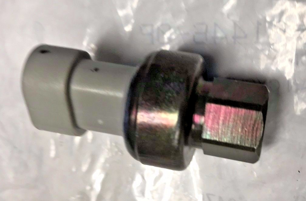 P93CAA360 Genuine AC Air Conditioning Low Pressure Switch , Mack / Peterbilt