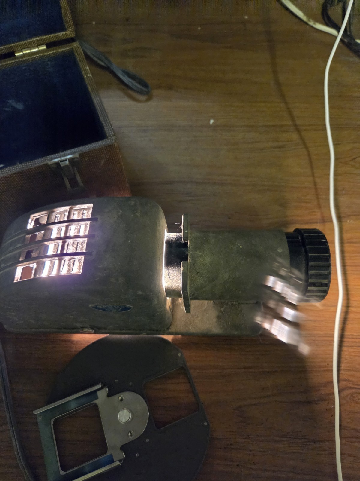 vintage argus 35mm slide projector With Case ( Working)