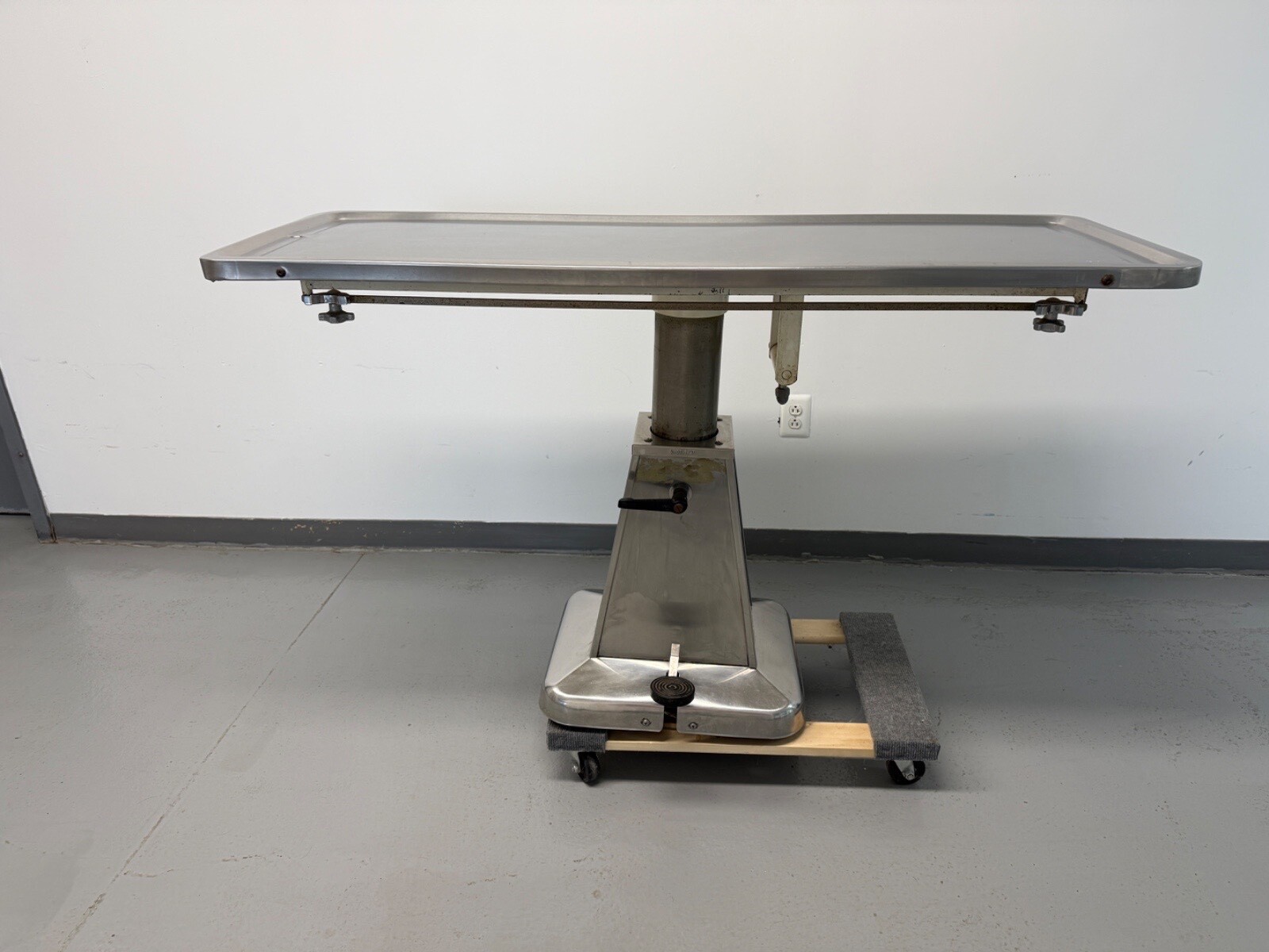 SHOR-LINE PEDESTAL VETERINARY SURGERY TABLE