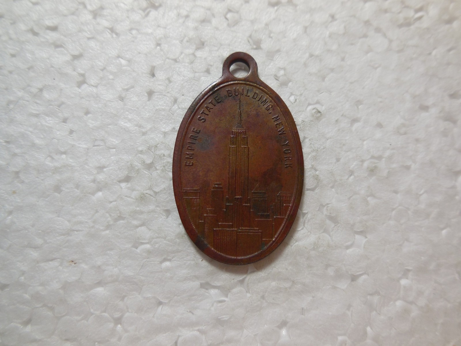 A VINTAGE EMPIRE STATE BUILDING NEW YORK TALLEST BUILDING IN THE WORLD KEY FOB