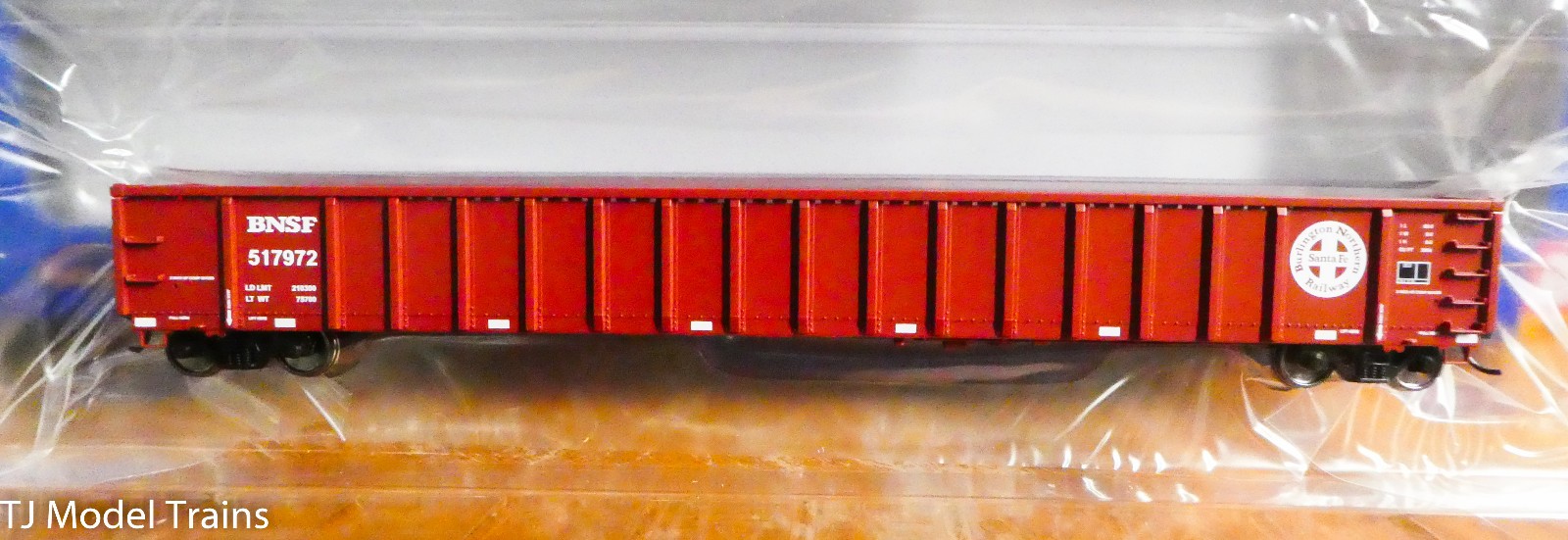 Walthers HO #910-6464 BNSF Railway #517972, 68' Railgon Gondola -RTR