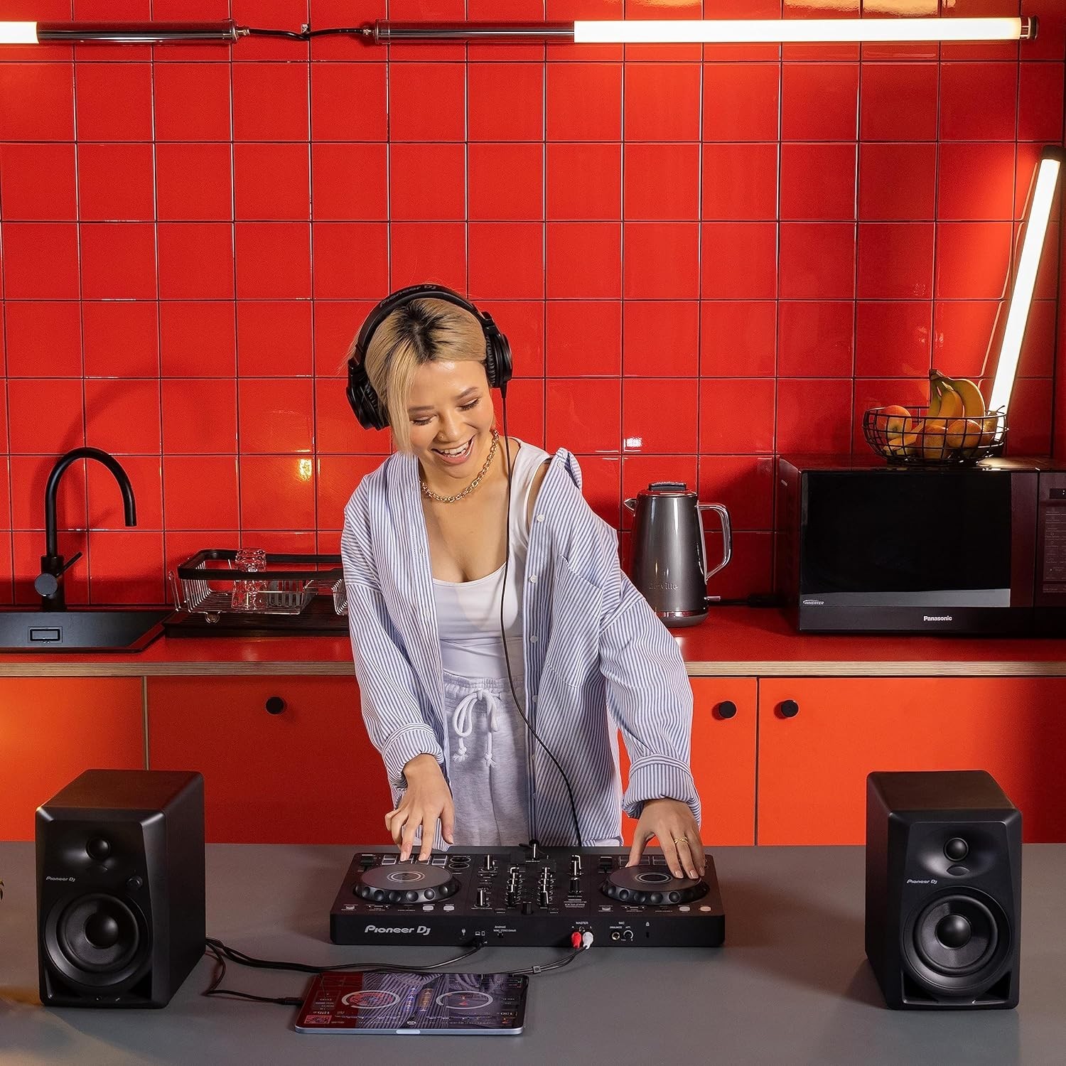 2-Channel DDJ- Controller - Mix Your Tracks with Professional Ease in Graphite