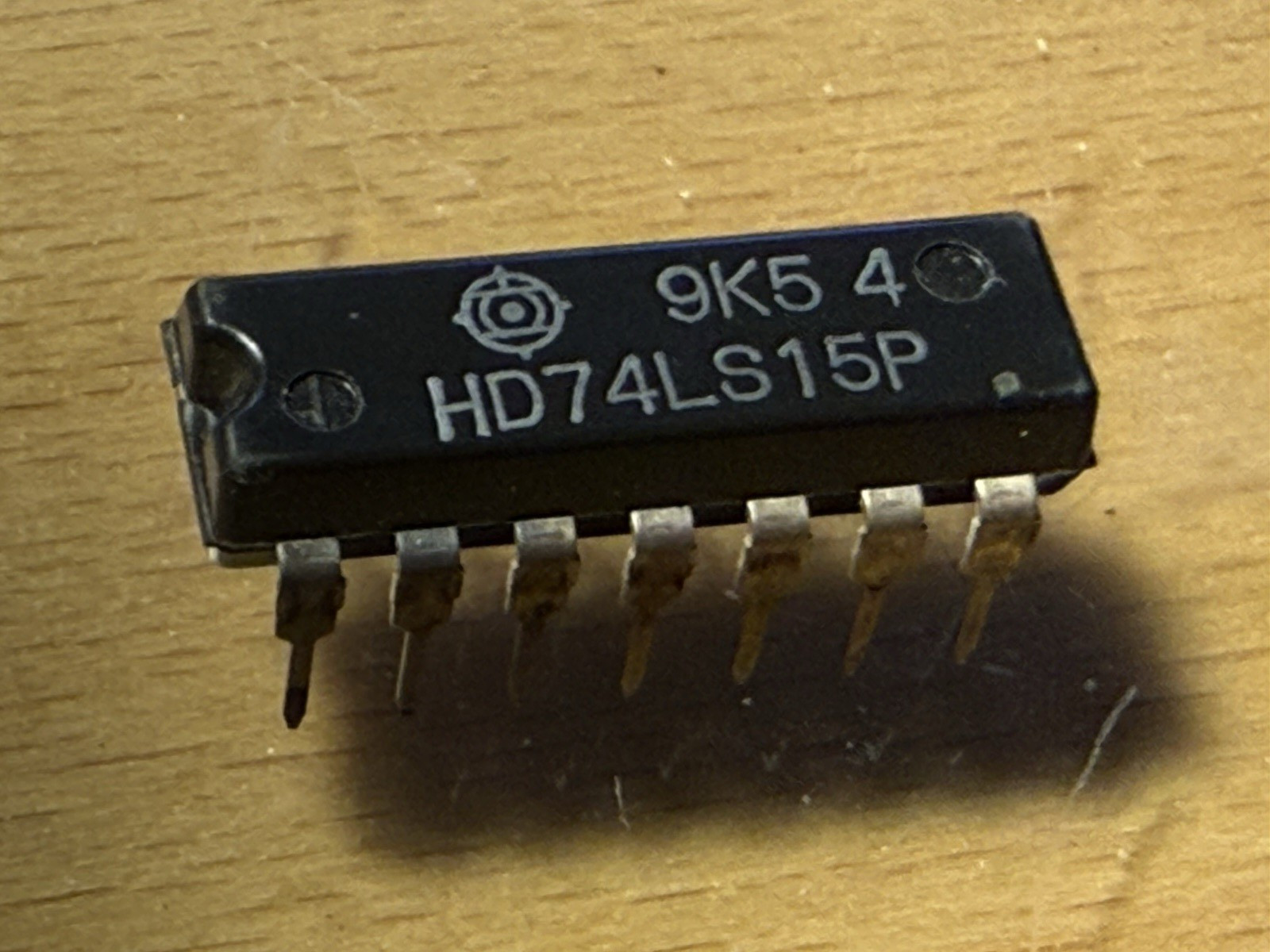 HD74LS15P; IC Hitachi;  Triple 3-Input AND Gate; DIP-14.