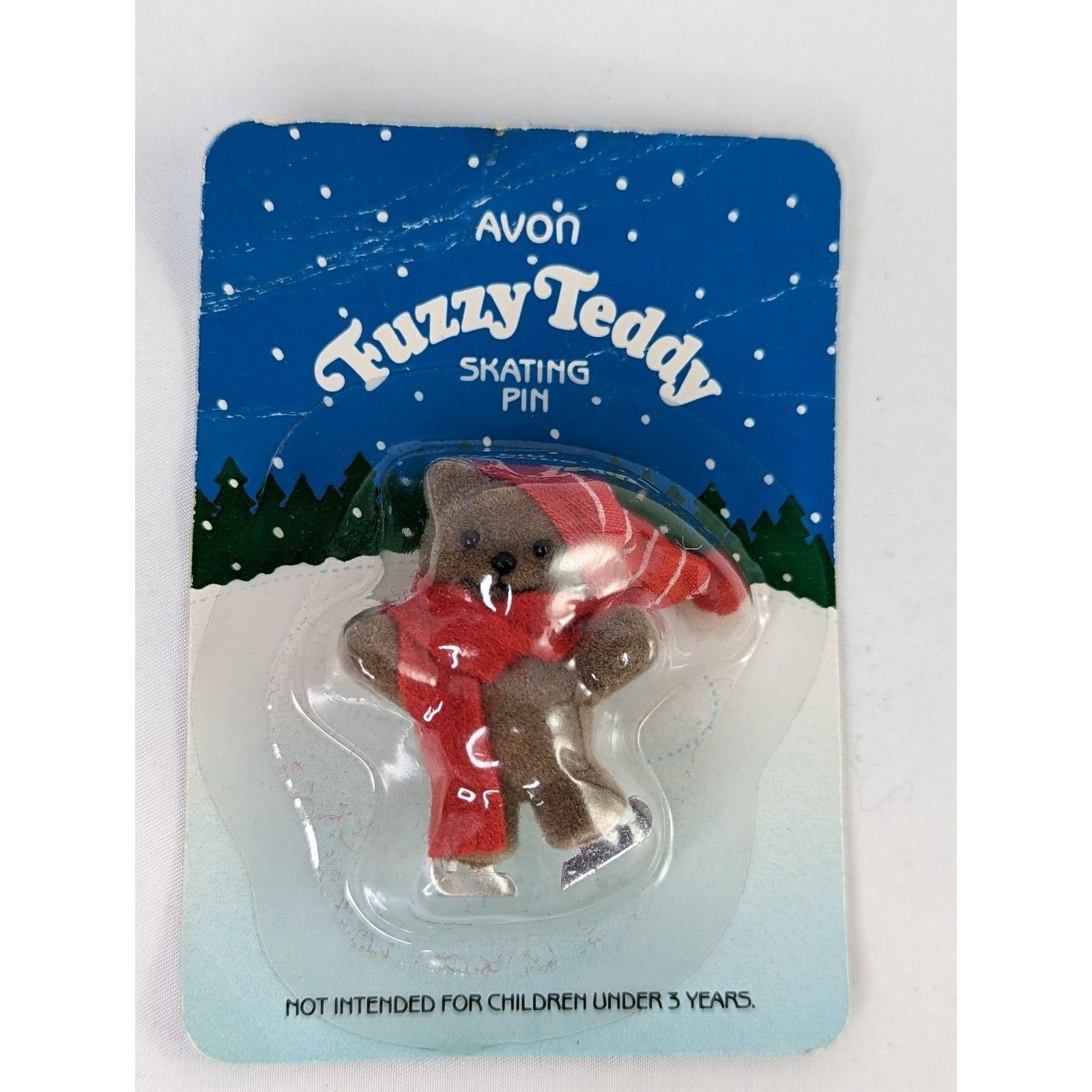 Avon Fuzzy Teddy Ber Skating Pin 1986