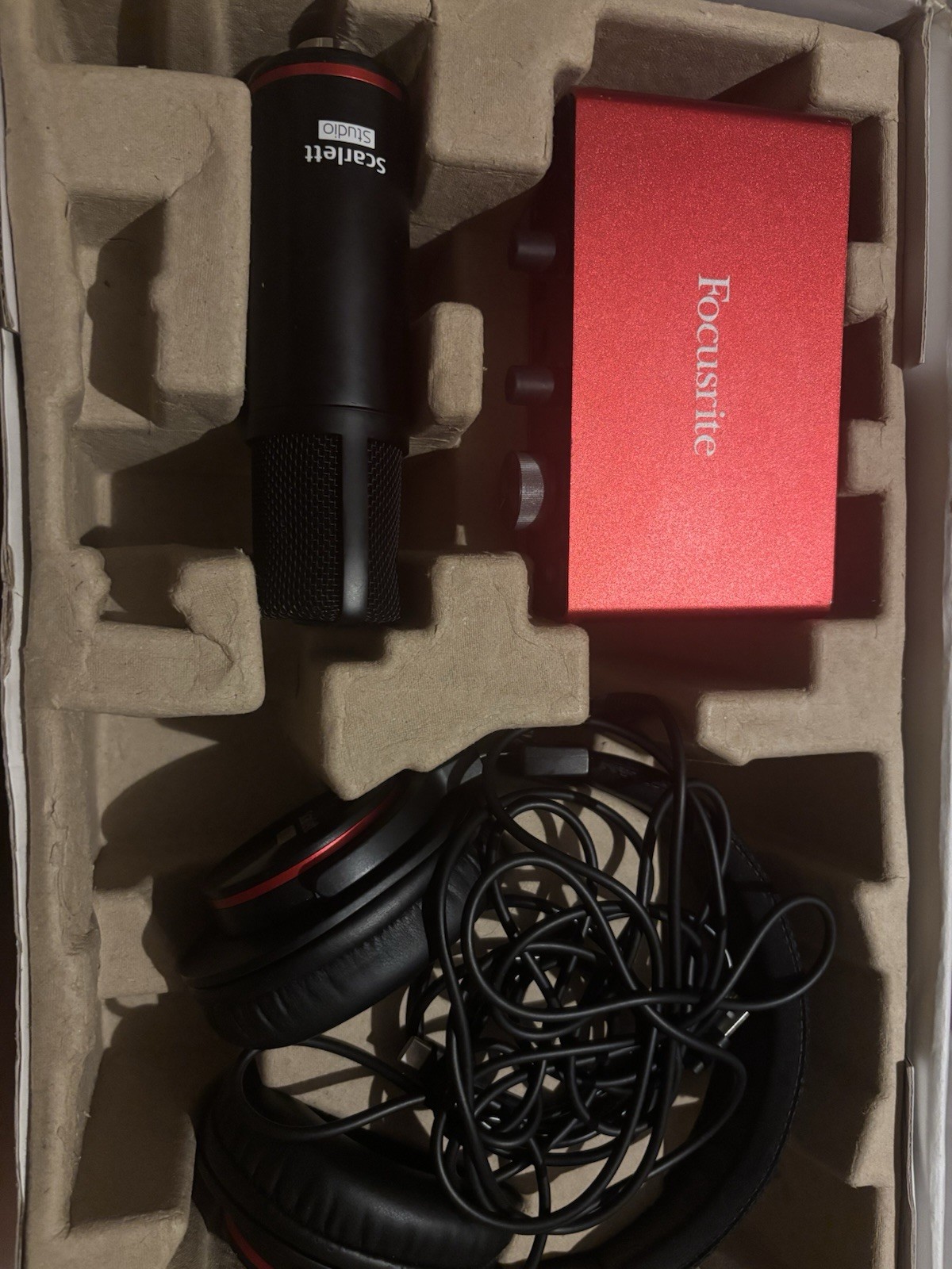 Focusrite Scarlett 2i2 Studio 3ªGen Interface, Mic, Headphones WITHOUT Clip/MIC