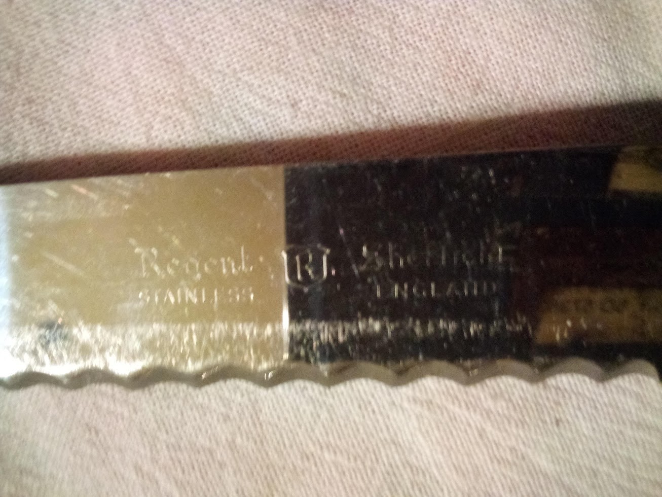 Regent Sheffield Wavecrest serving knife. BBQ or Bread knife. Long handle.