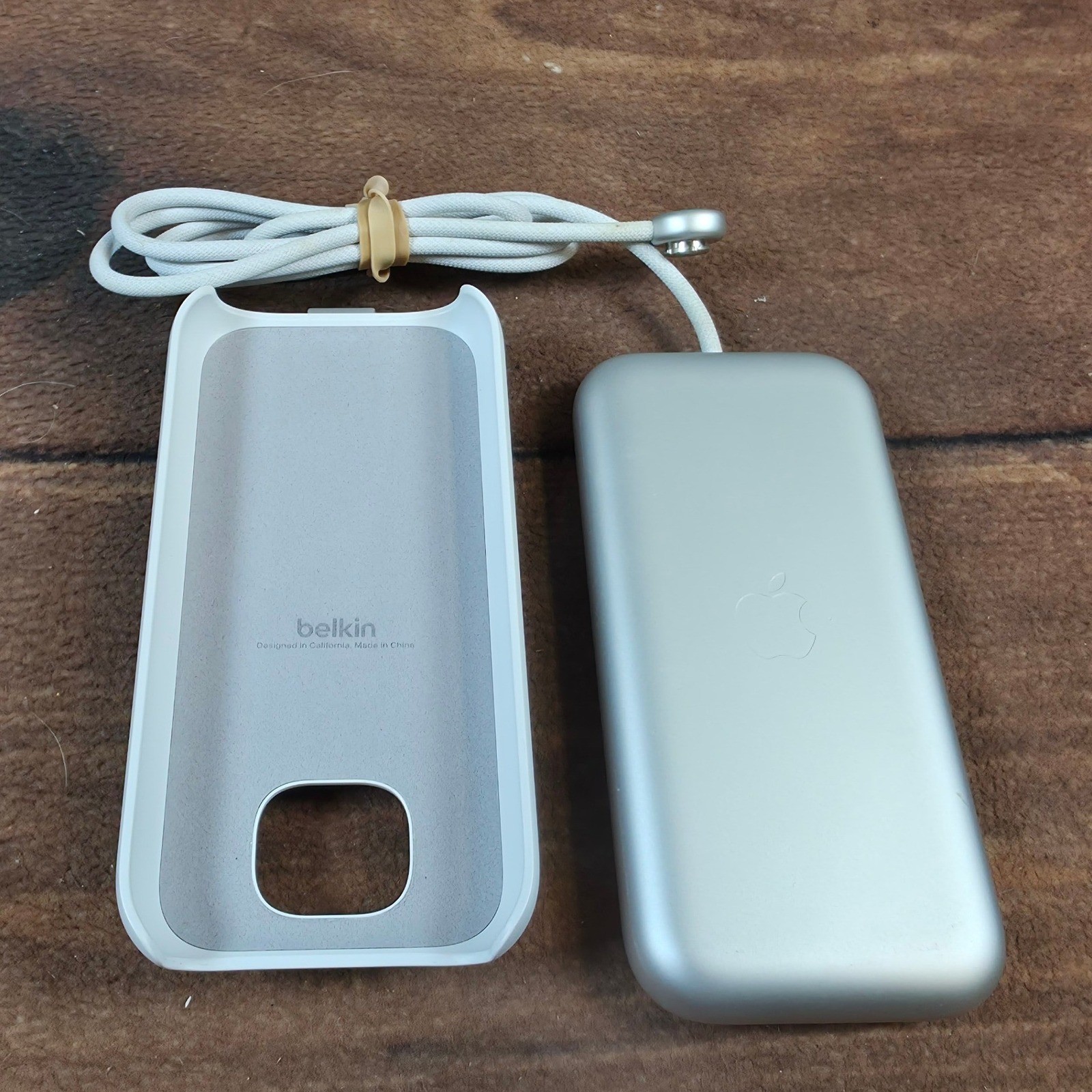 Apple Battery Pack Vision Pro OS Silver Excellent A2781 with Belkin Case