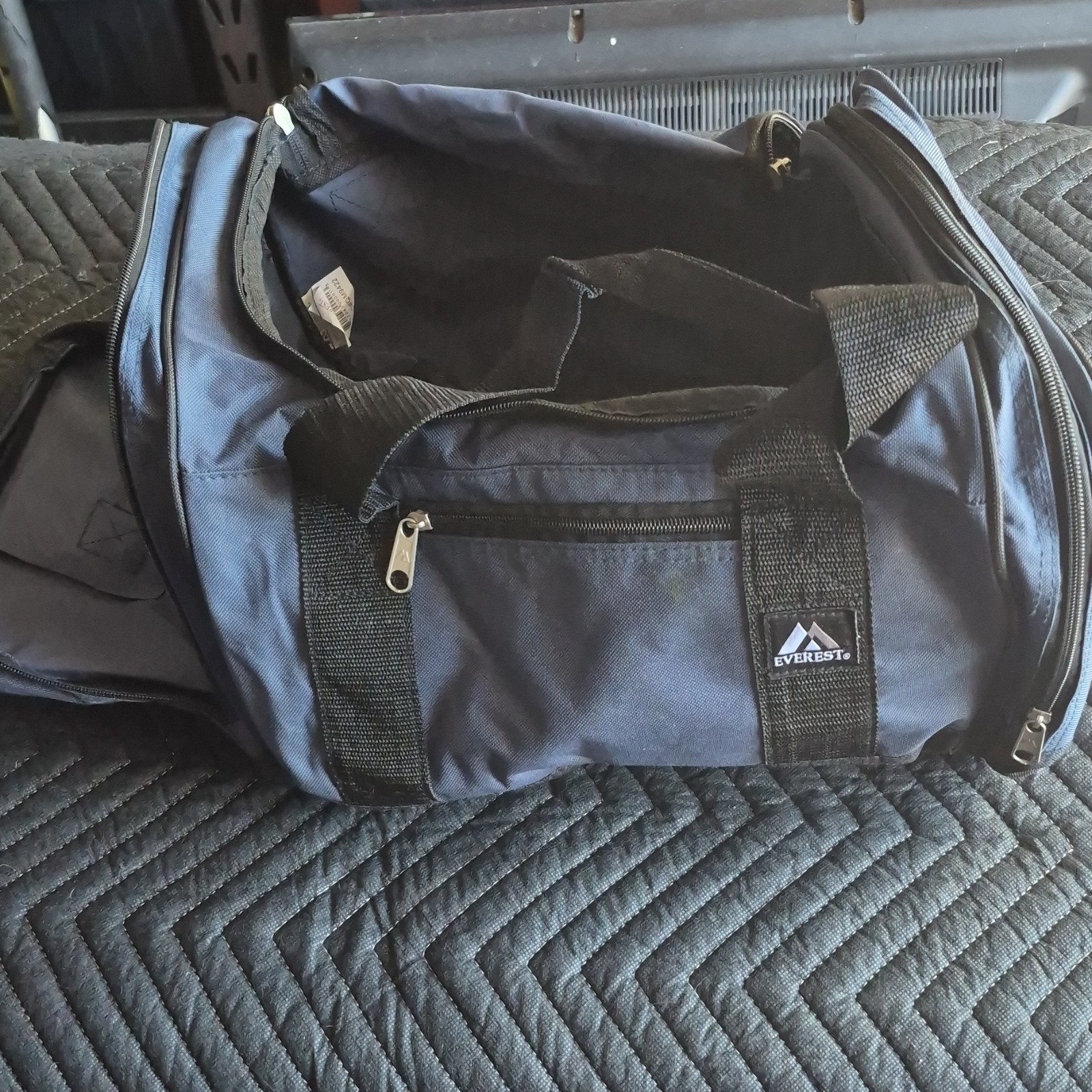 Everest Navy Black Gym Bag Polyester Adjustable Strap Zip Closure 3 Pockets