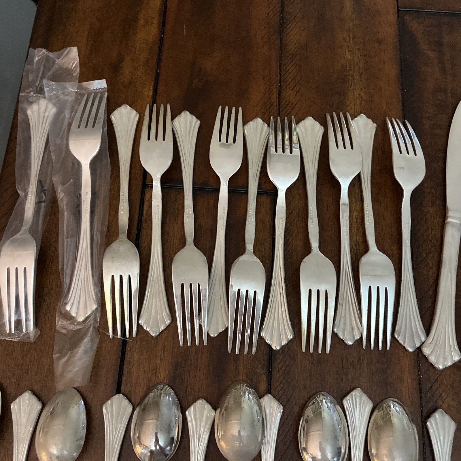WM ROGERS & SON ROYAL PLUME 62 PIECE FLATWARE SET