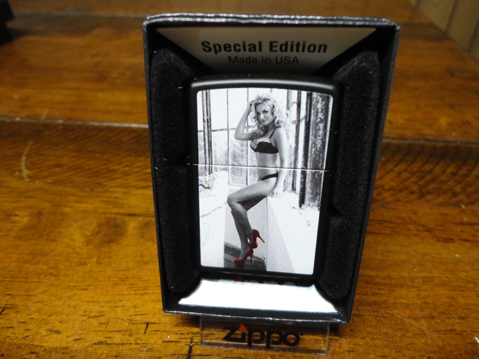 RED SHOE GIRL PINUP ZIPPO LIGHTER MINT IN BOX