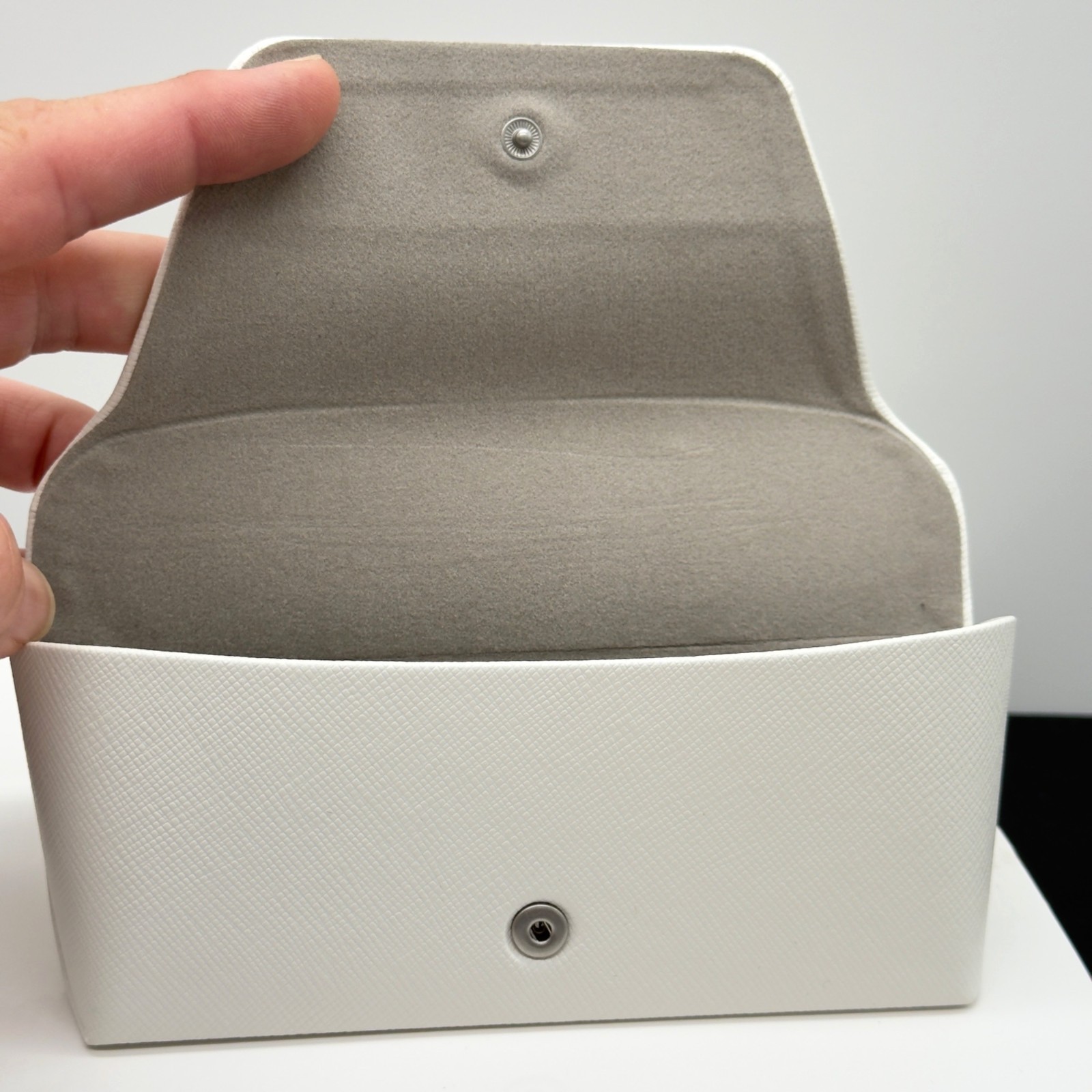New Michael Kors White Medium Authentic Eyeglasses Sunglasses Case with Cloth