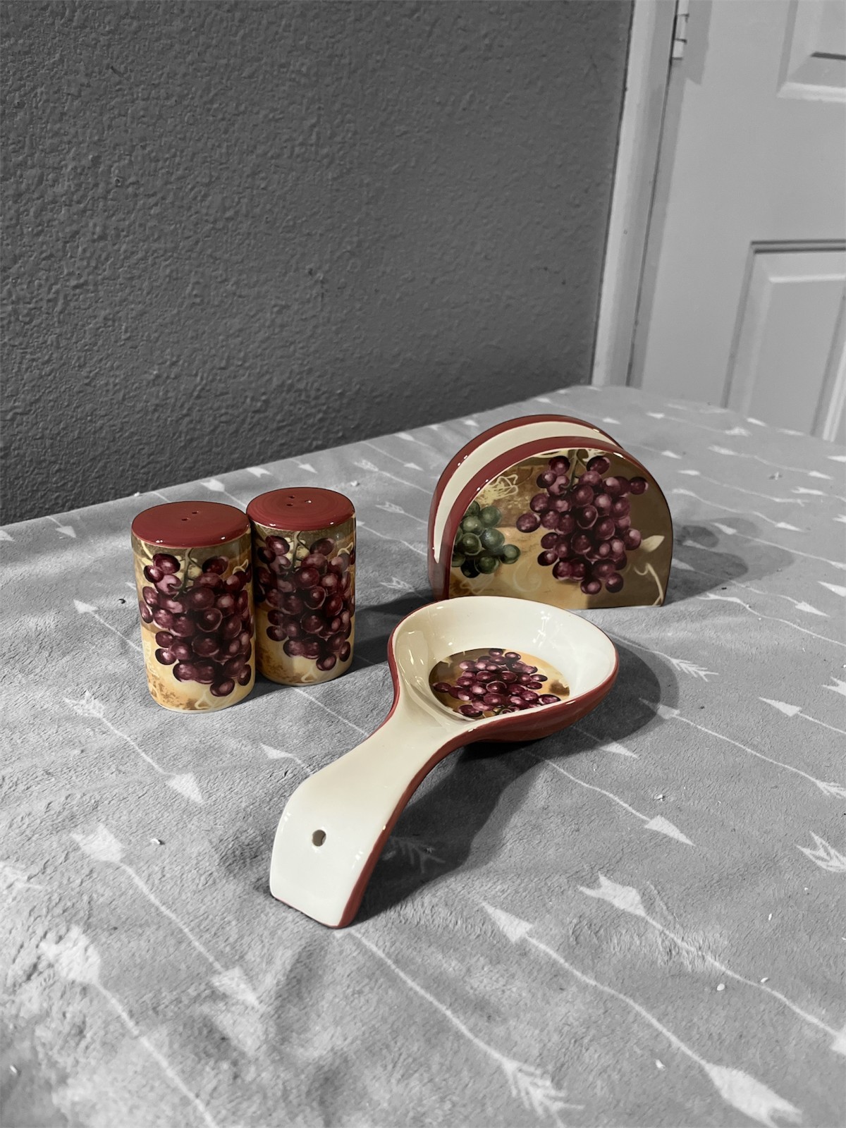 4 Piece Vineyard Grape Stovetop Set! NIB!