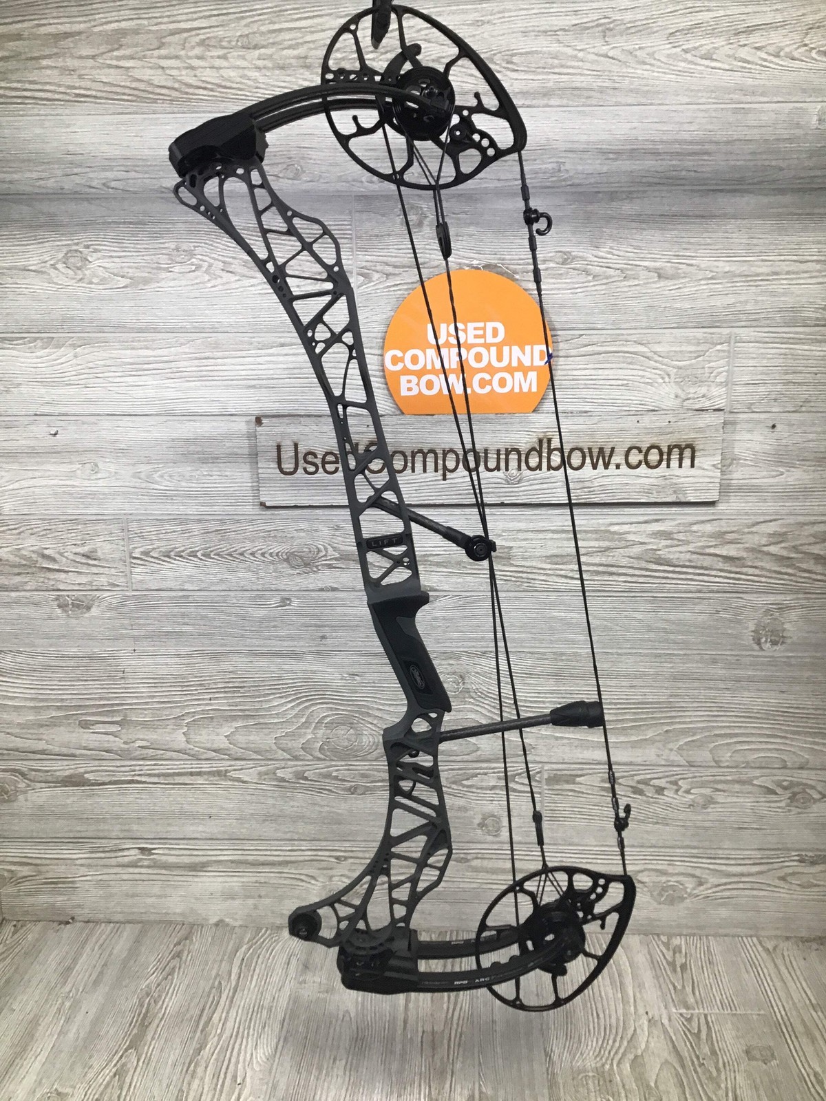Used Mathews Lift X 29.5 Right Hand Shale Riser/Black Limbs 28/70