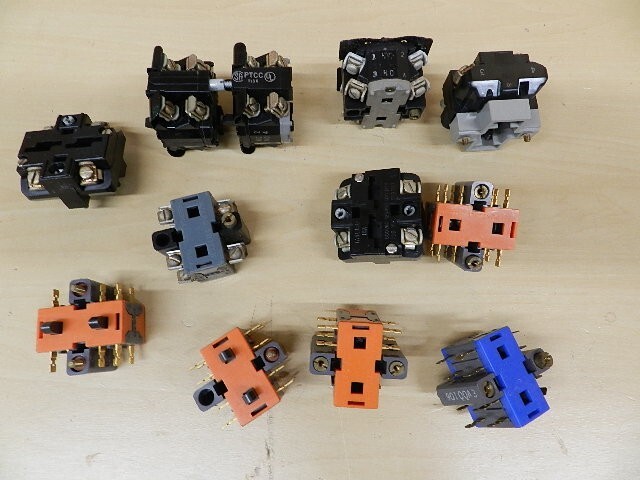 LOT OF 12 MIXED MICRO SWITCH CONTACT BLOCKS PTCC 902QQA3 900CCA1 901QQA3