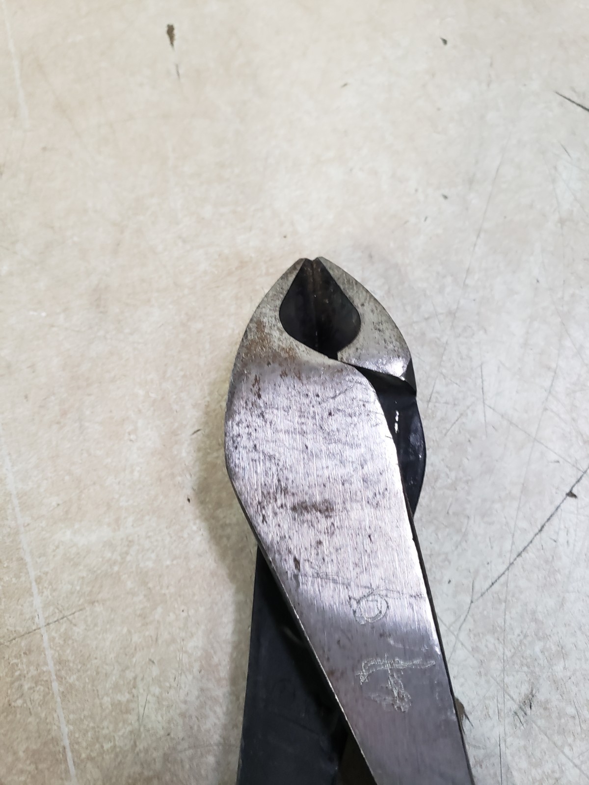KLEIN TOOLS J2000-28 Diagonal Cutting Plier, 8-1/8" L USED
