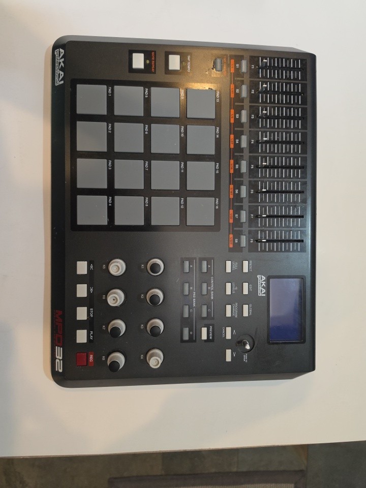 Akai Professional MPD32 USB/MIDI Pad Controller