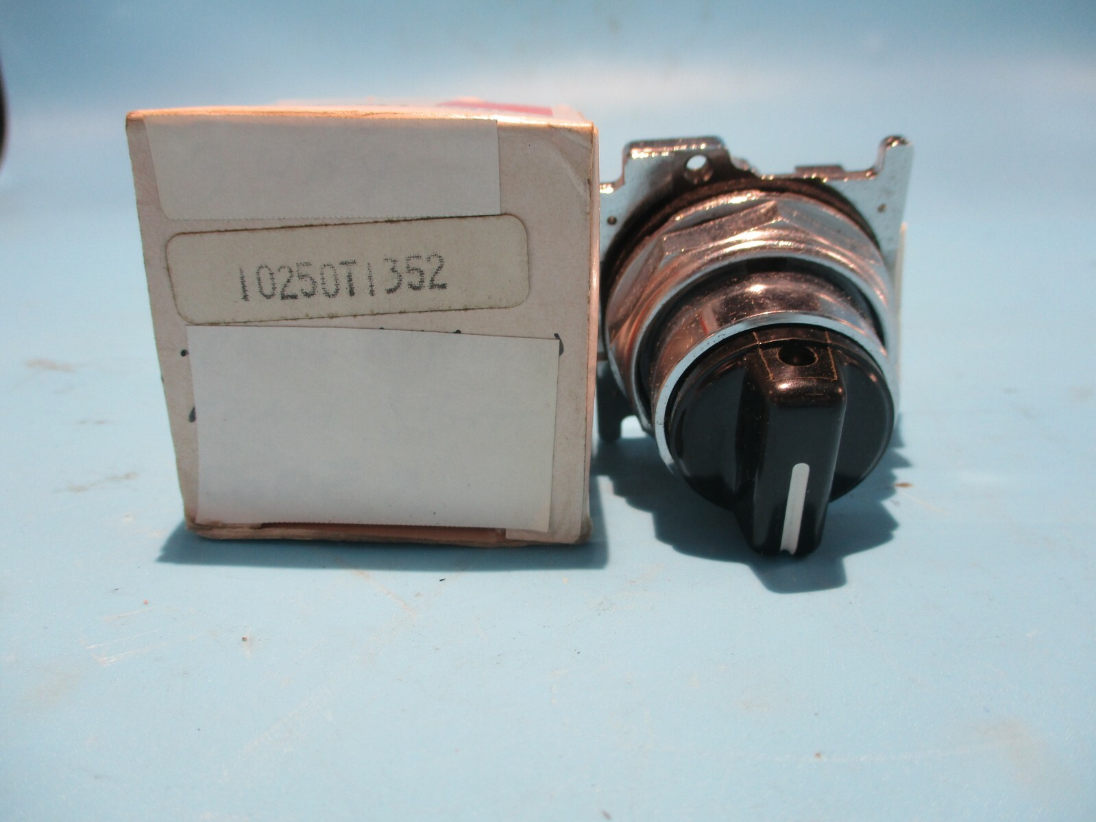 NEW EATON/CUTLER-HAMMER 10250T1332 3-POSITIOB SPRING RETURN SELECTOR SWITCH
