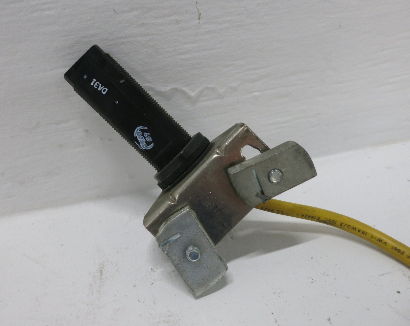 Allen Bradley 42SRP-6004-QD Ser B Photo Switch Diffuse Control Light Operate