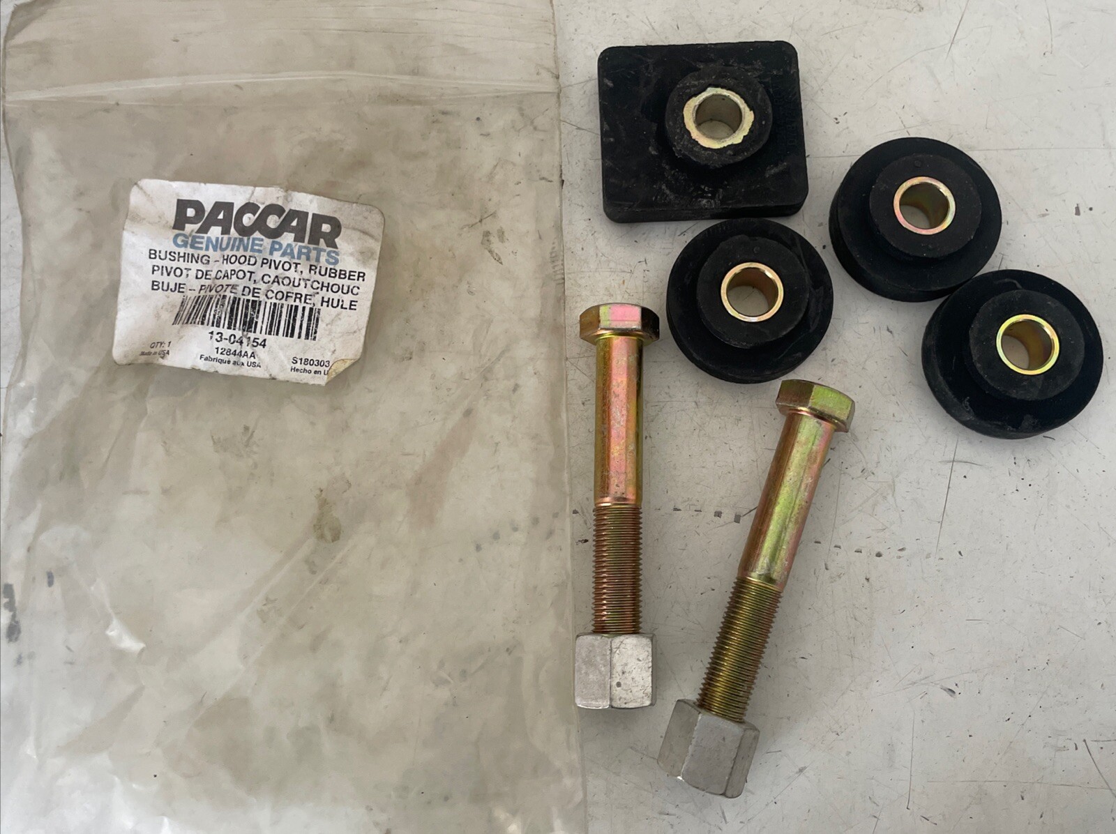 GENUINE PACCAR PETERBILT HOOD HINGE PIVOT BUSHING SET 13-04154 NEW