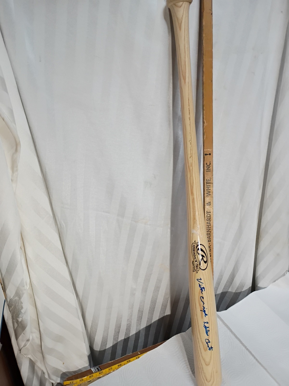 Víctor Enrique Robles Brito Signed  Seattle Mariner Adirondack Pro Baseball Bat