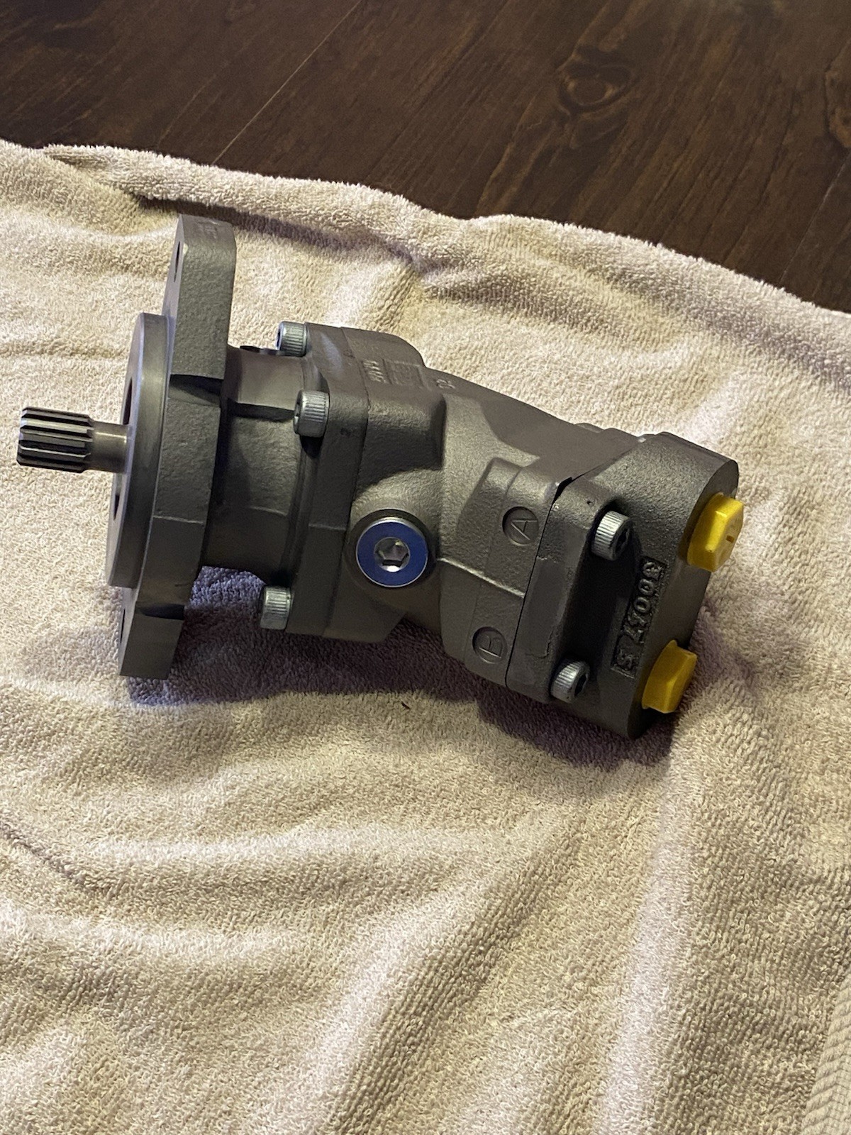Hydraulic Motor. Sunfab . SCM-017W-N-SN2-B13-S3U-100.  New With Spline Coupling.