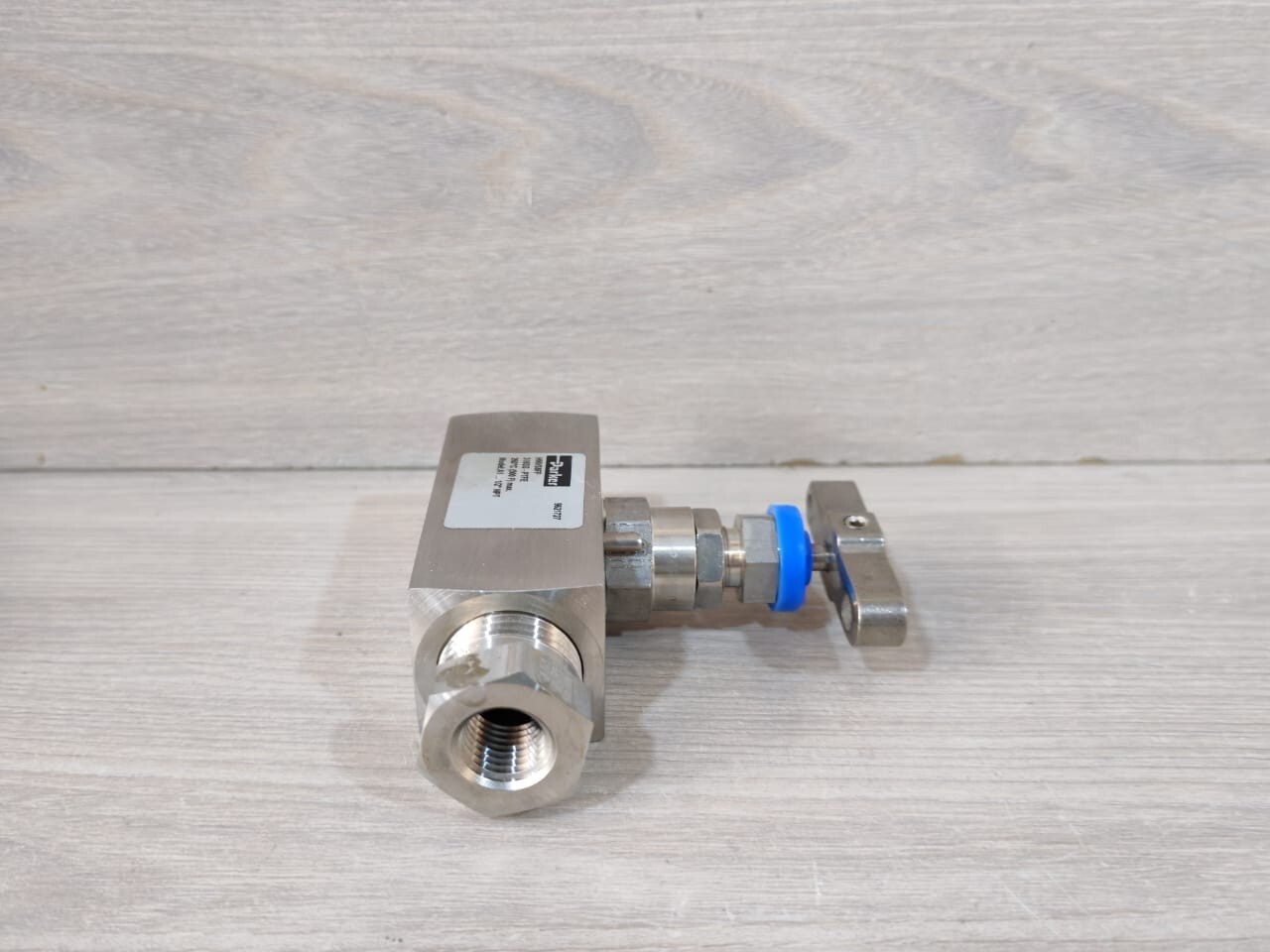 PARKER HNVS8FF NEEDLE PATTERN AND HAND VALVES