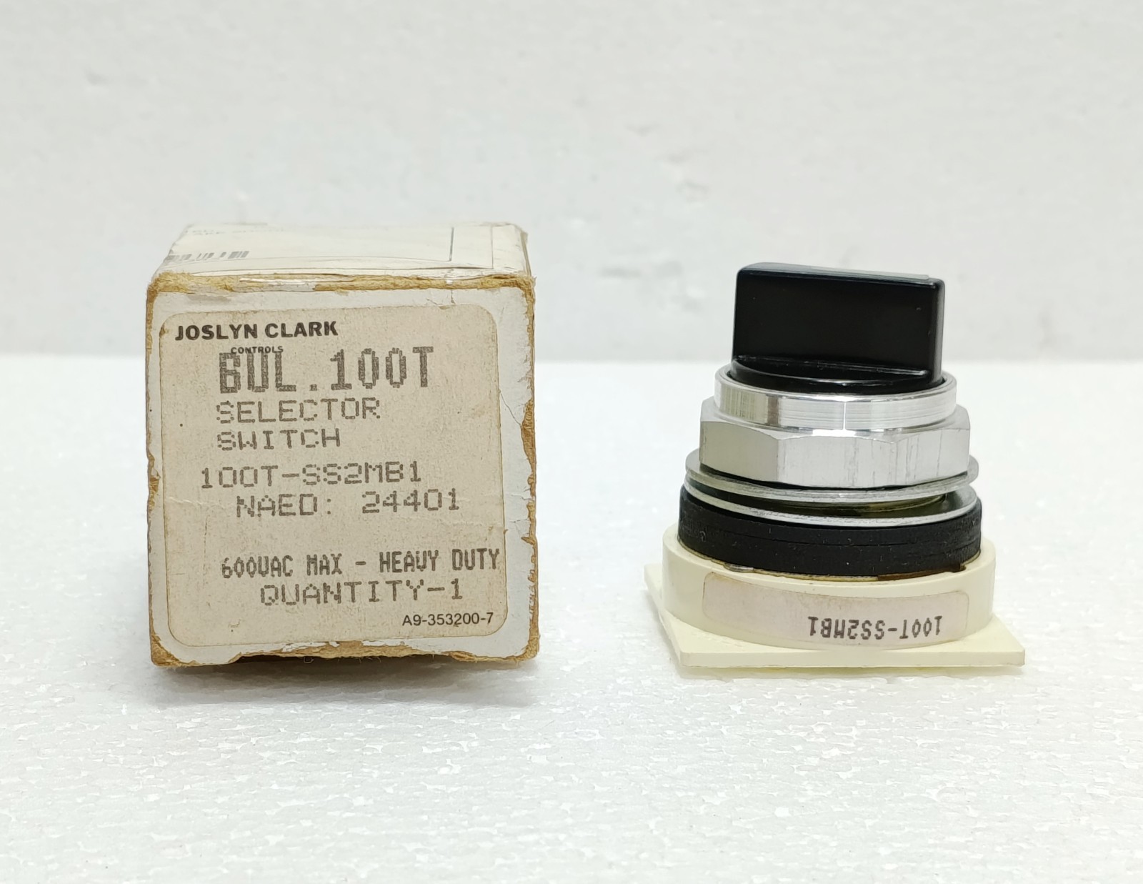 JOSLYN CLARK 100T-SS2MB1 SELECTOR SWITCH 600VAC HEAVY DUTY NEW SURPLUS PART