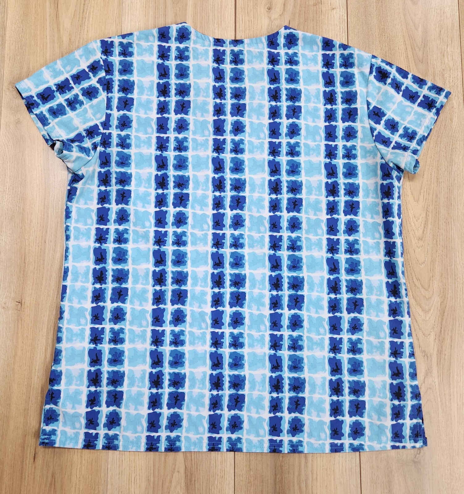 Divine Stretch Scrub Top Womens Sz Medium, V-Neck, Pockets Lightweight