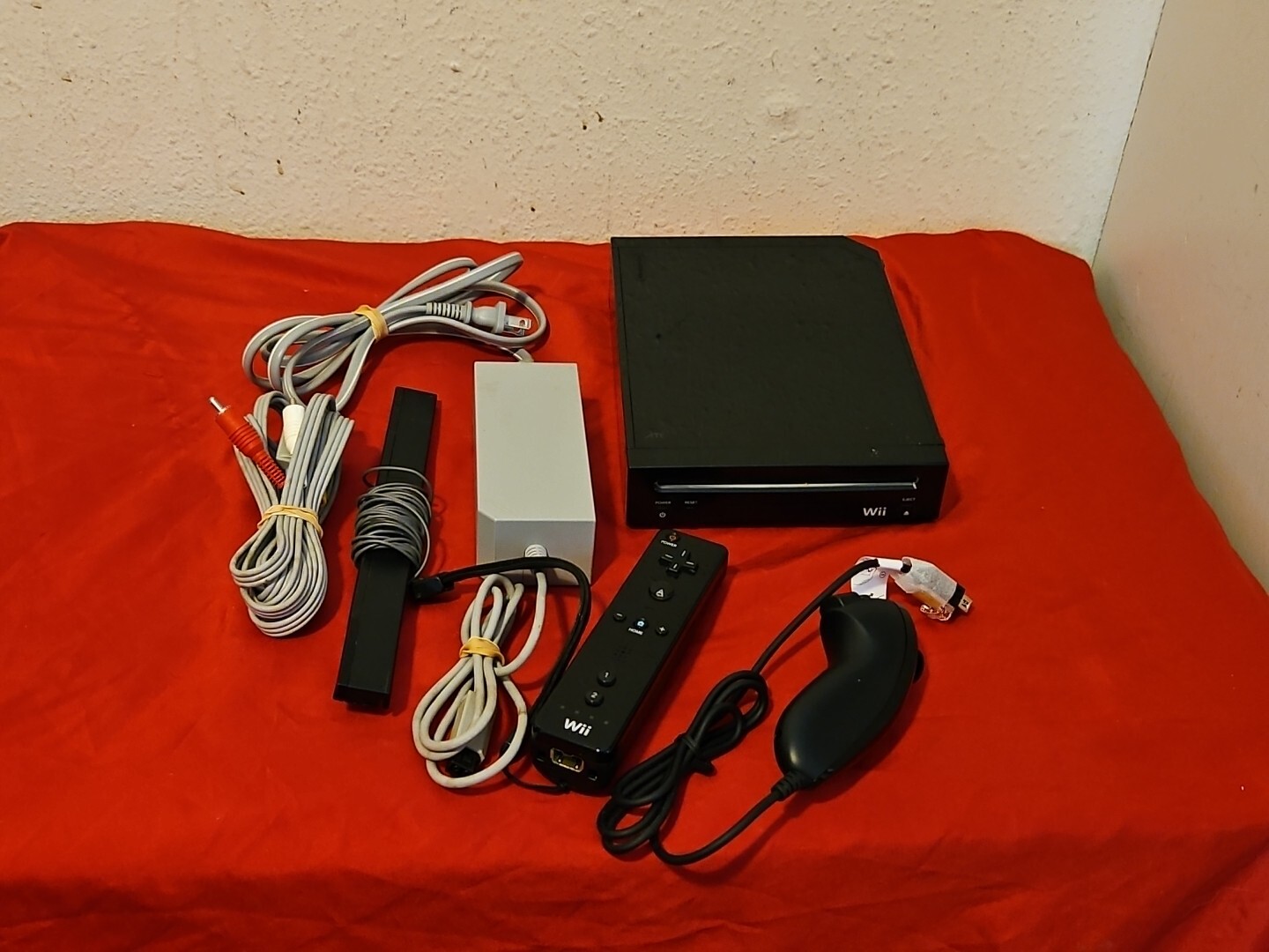 Nintendo Wii Black Game Console RVL-101 - Bundle w/Remote & Nunchuk. Excellent