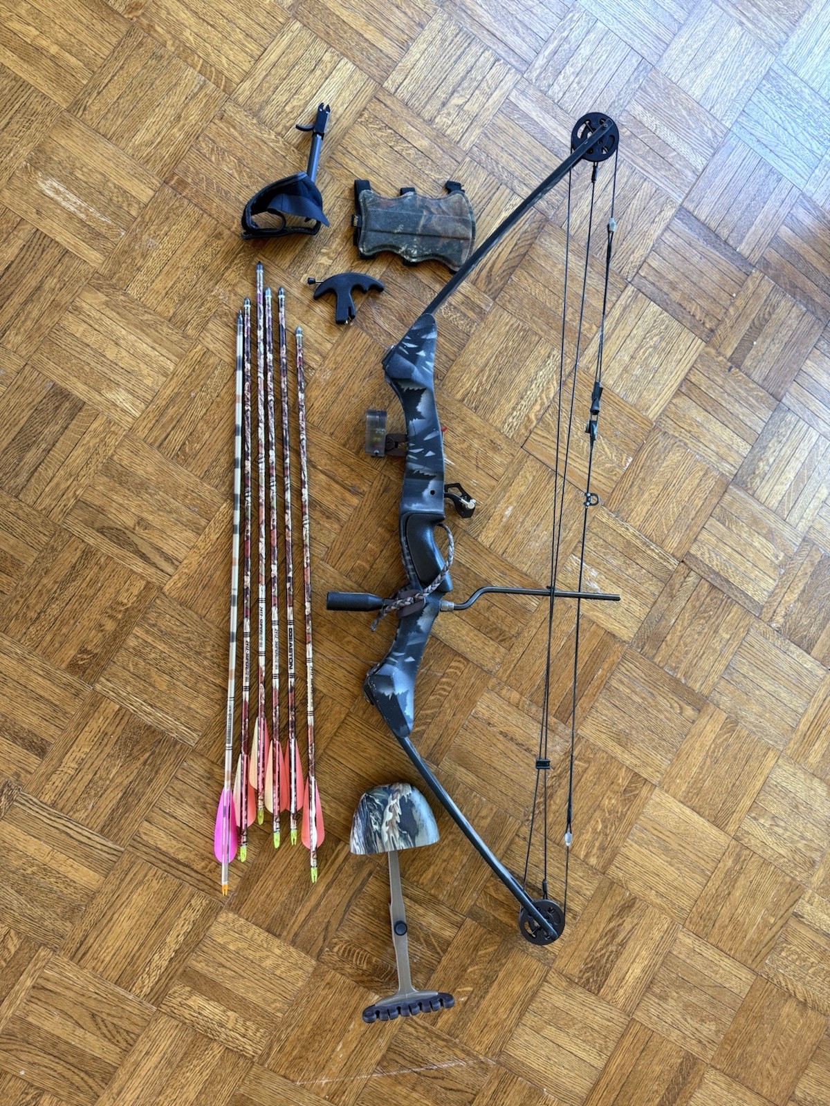Browning Summit II Compound Bow With Arrows And Accessories