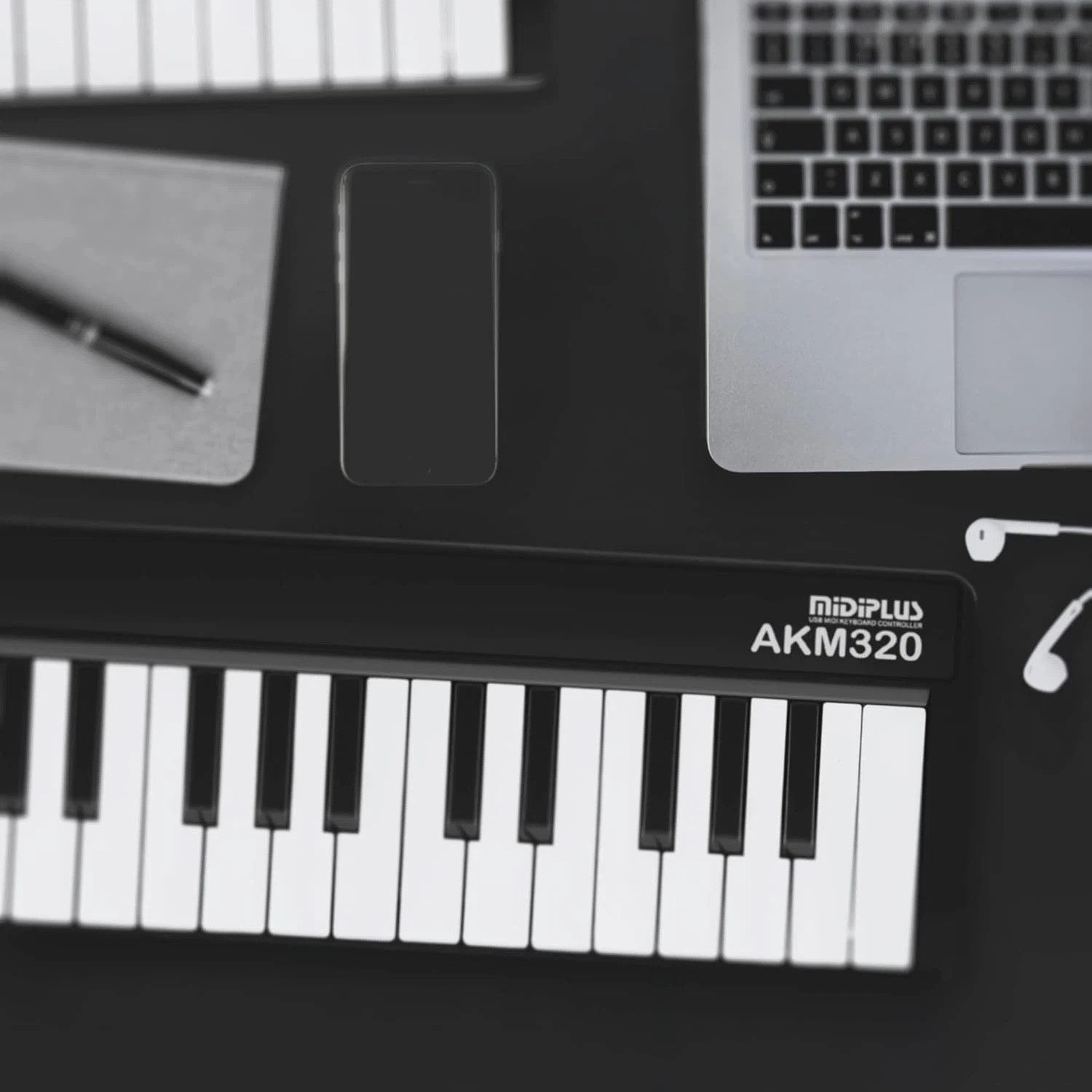 Lightweight 32-Key Midi Controller with Touch-Sensitive Keys & Octave Buttons