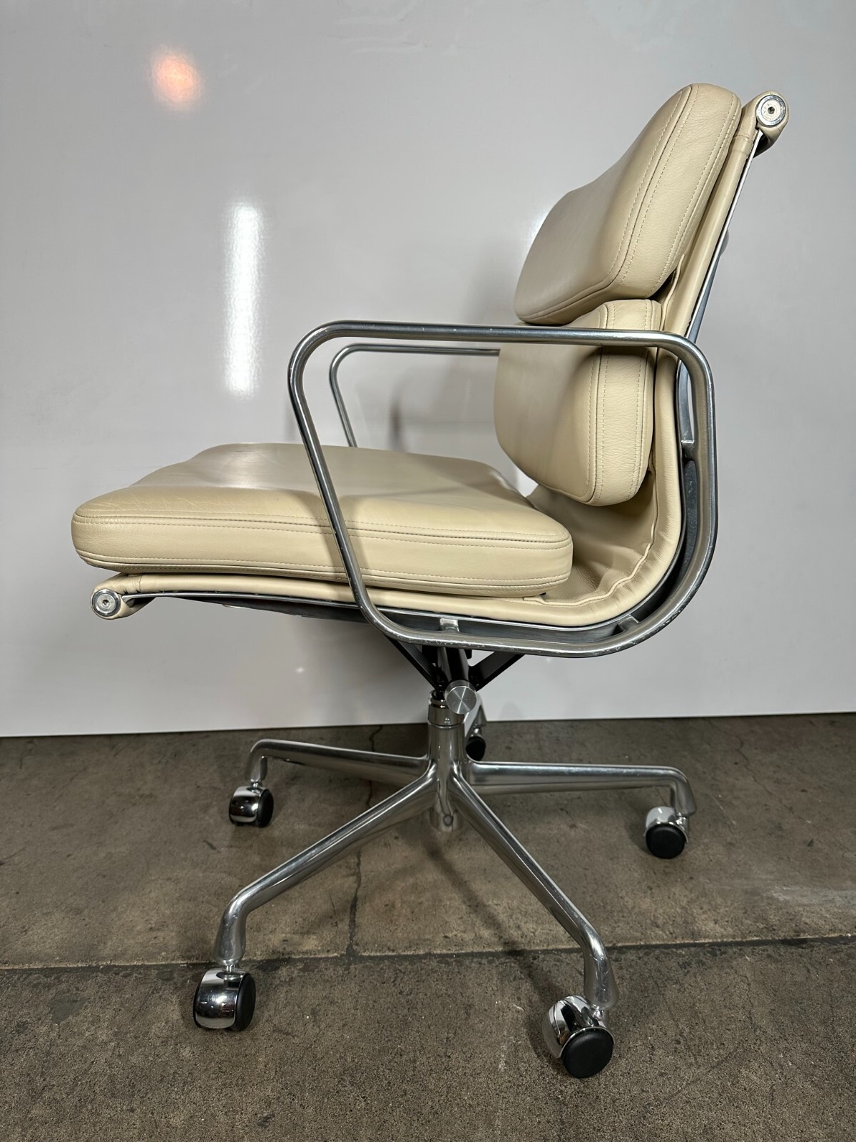 Authentic Herman Miller Soft Pad Group Management Chair