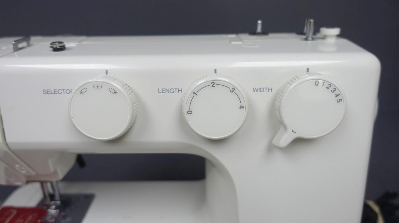 Kenmore 385.12102 Sewing Machine +Manual/Accessories/Case Tested