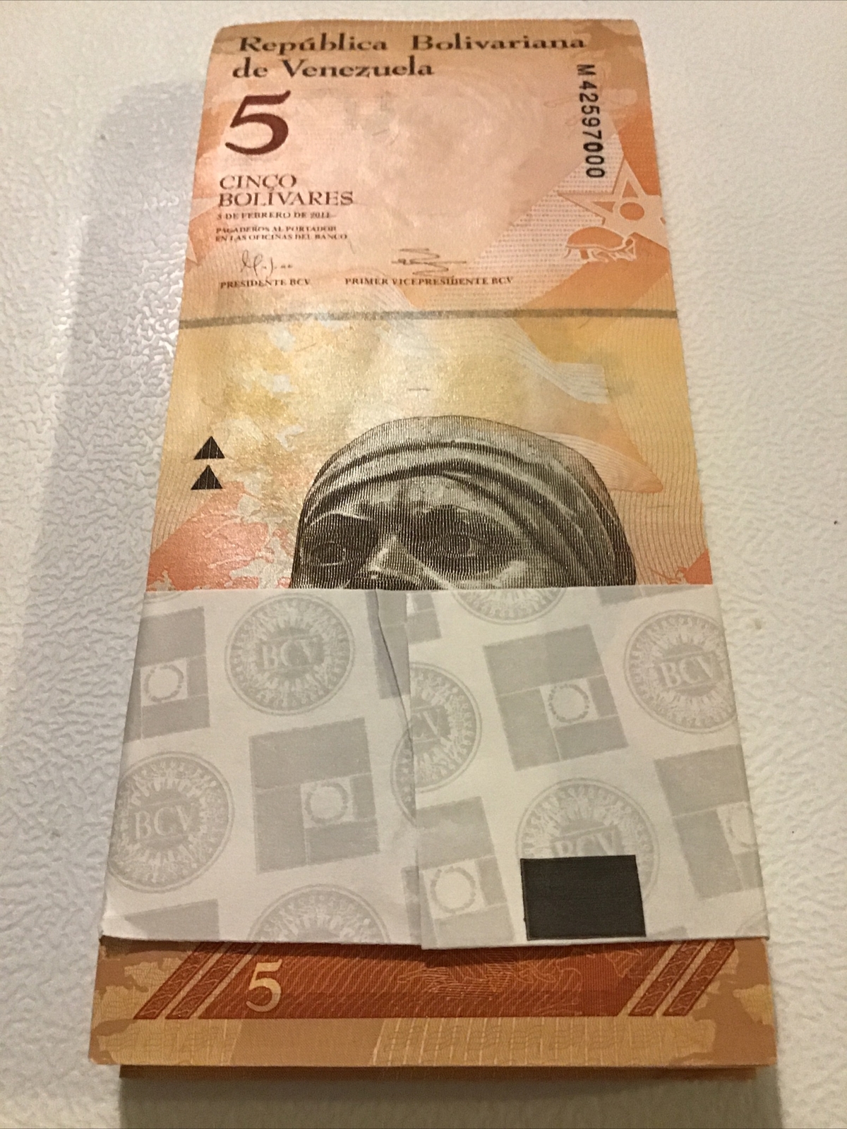 Venezuela Banknote Bundle. 100 X 5 Bolivares. Dated 2011. Unc Banknotes.