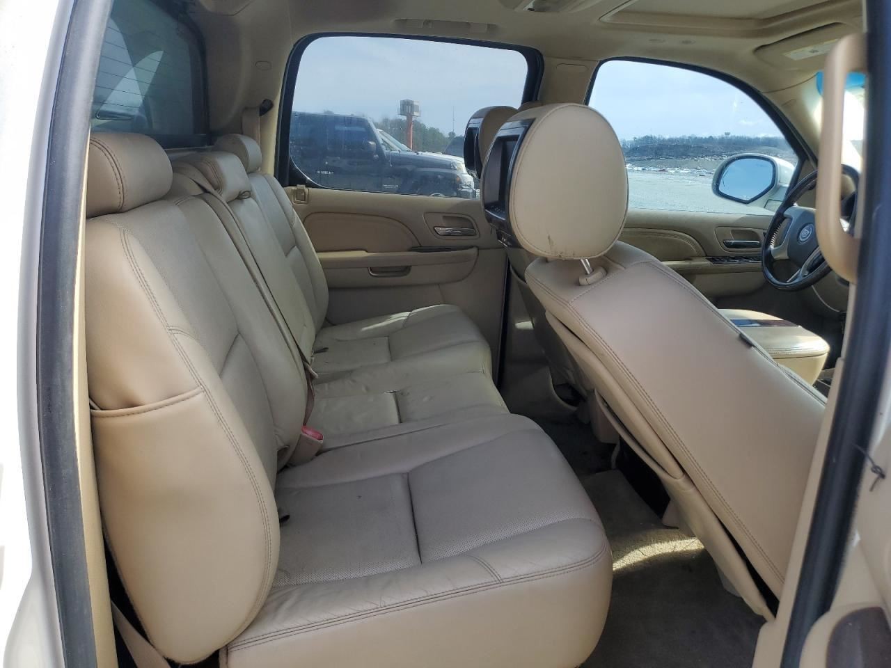ESCALAEXT 2010 Glove Box 4586900