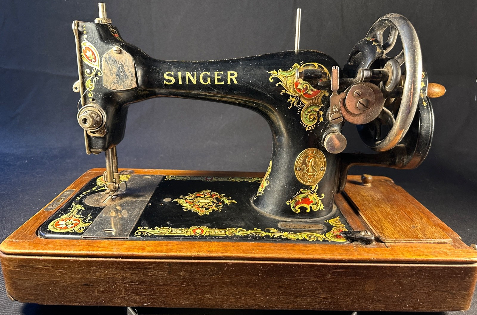 Singer 1915 Hand Crank Sewing Machine Cast Iron Beautifully Decorative