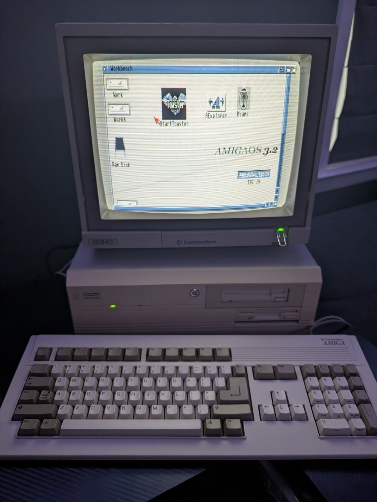 Commodore Amiga 4000 A4000 Full Toaster with Commodore 1084S Monitor & Disks