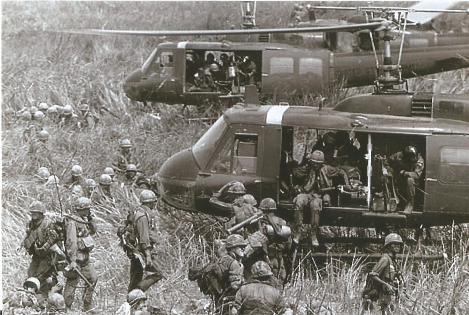 Vietnam  War  Photos --  US Soldier - Landing Zone...