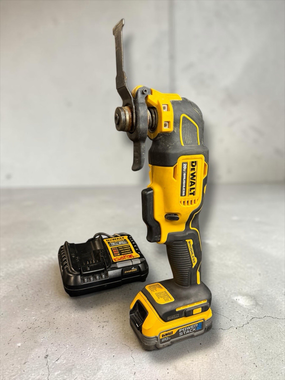 DEWALT DCS354  Atomic Brushless Oscillating Multi-Tool with battery and charger