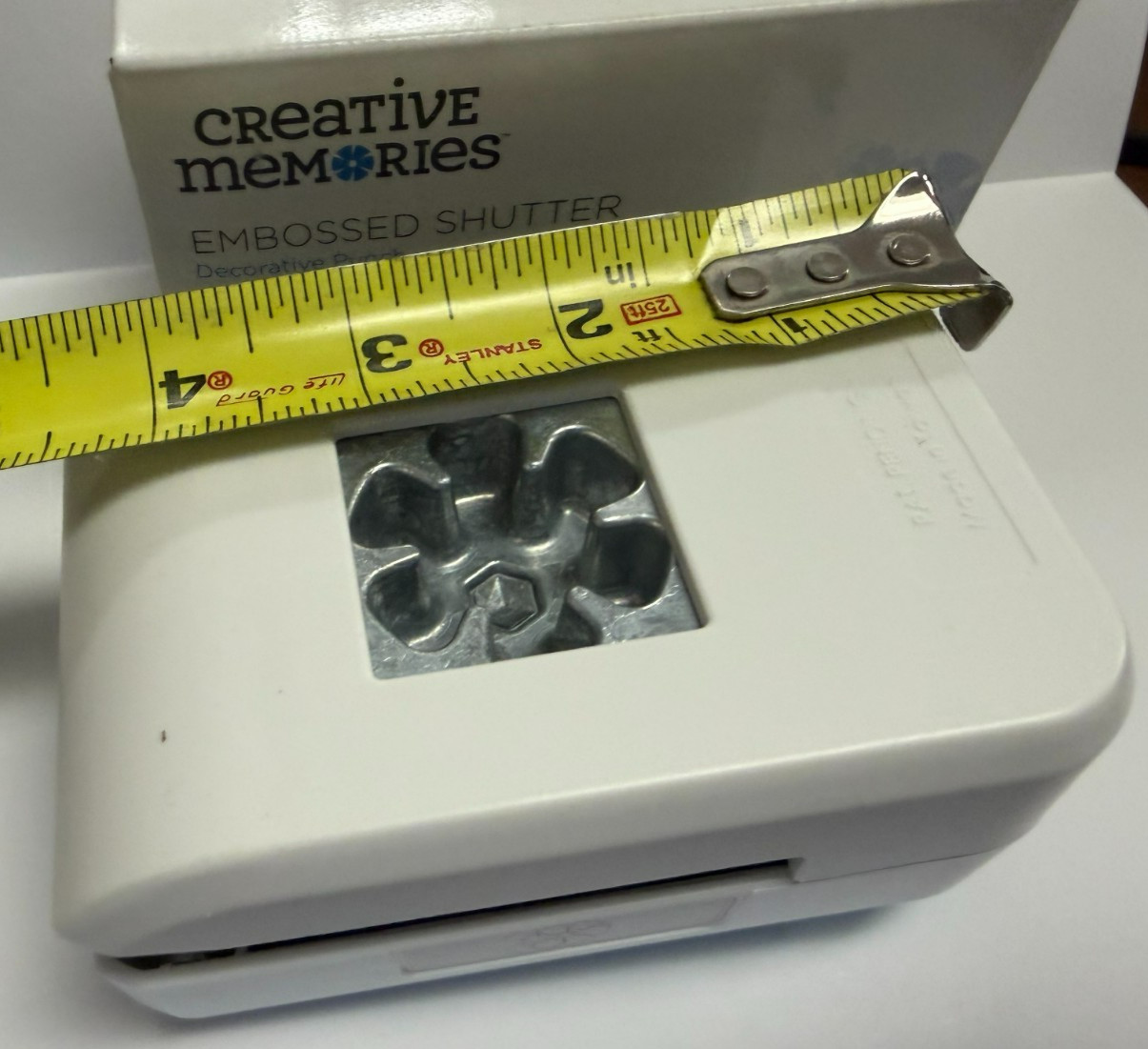 Creative Memories Embossed Shutter Decorative Punch **New Open Box**