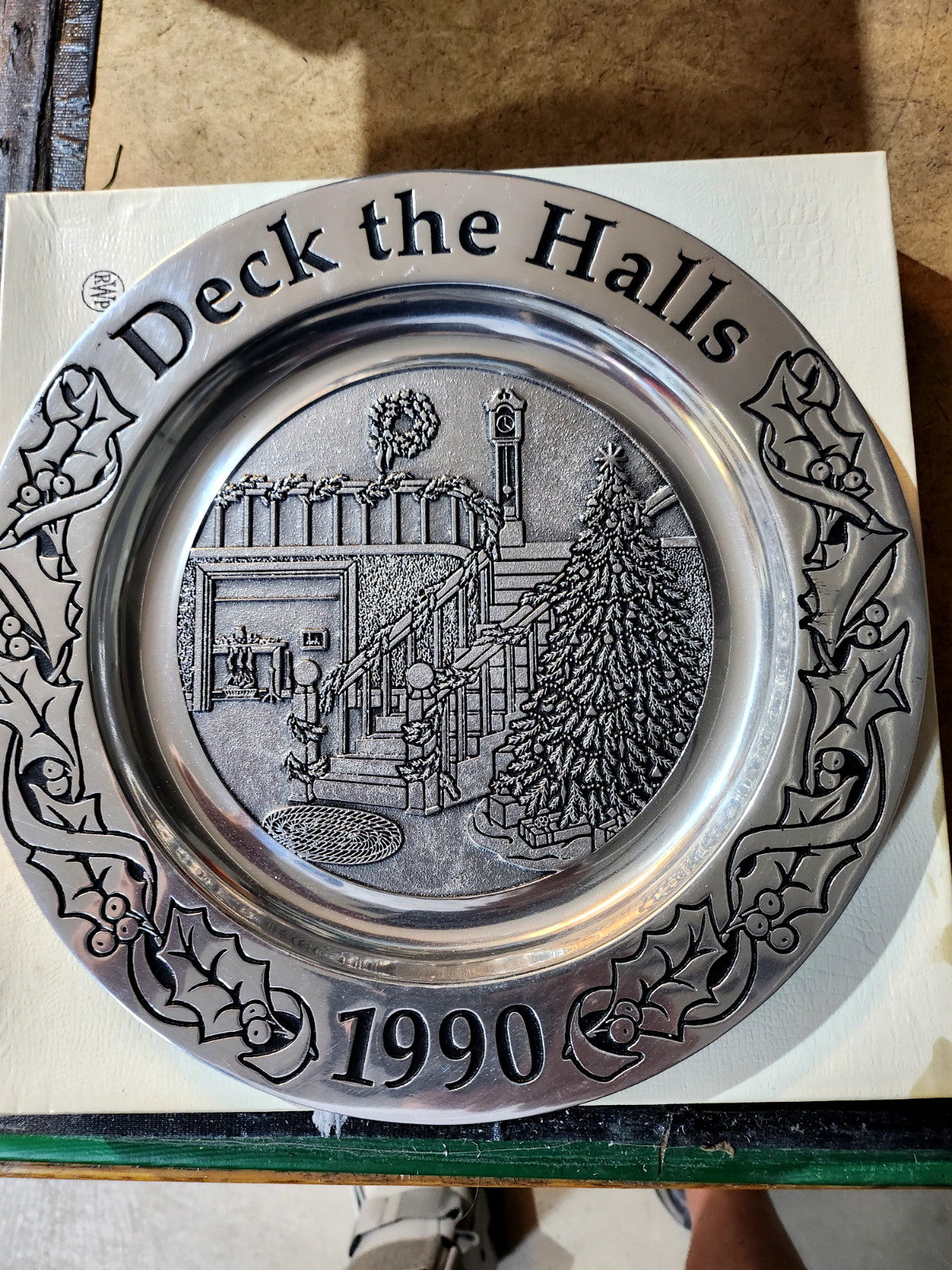 Wilton 1990 "Deck the Halls" Christmas Plate 11" dia  (Beth)