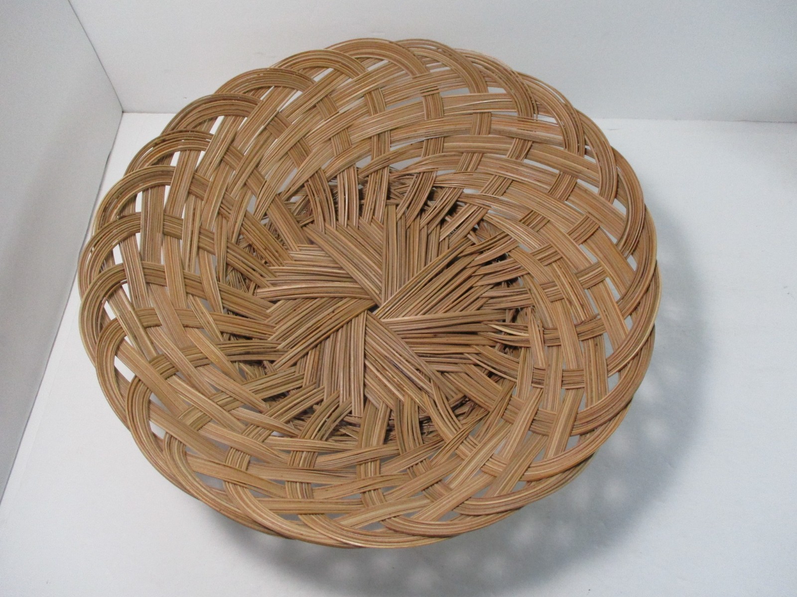 Scallop Weave Wicker Basket Round 13.5in Storage Wall Decor Rattan Woven Boho