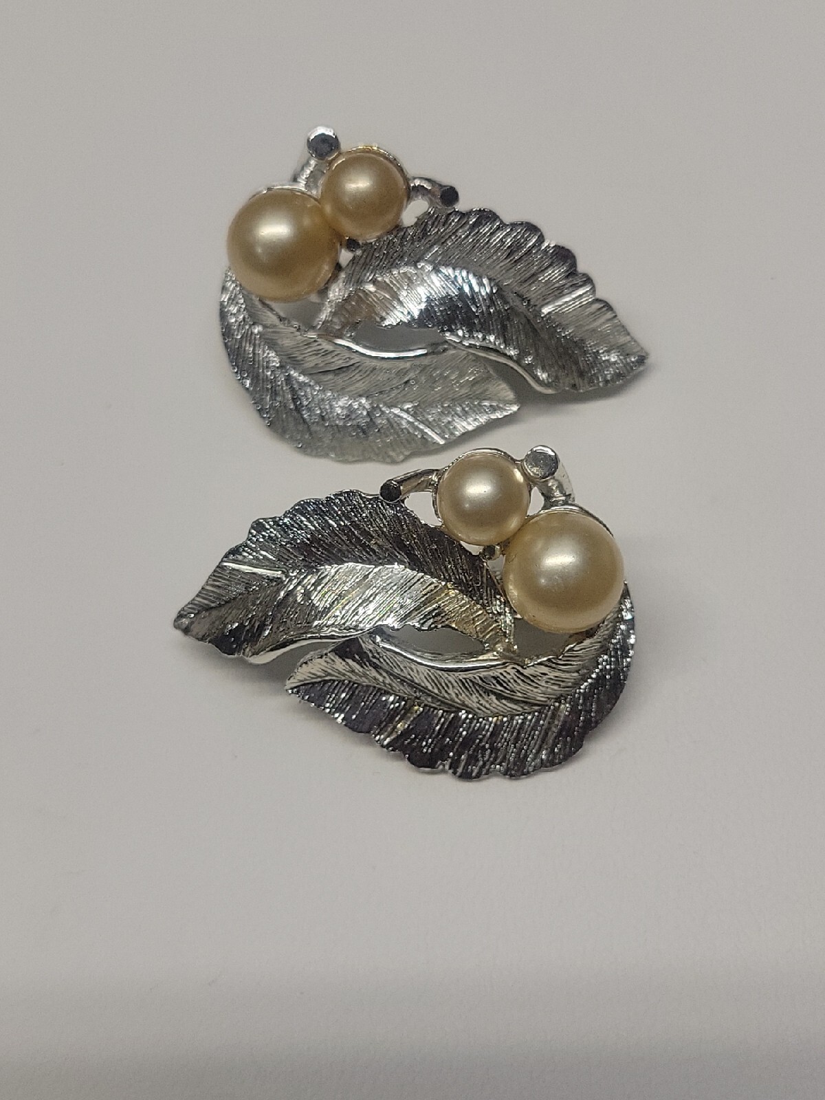Vntg 1964 Sarah Coventry 'Silver Splendor' Clip On Brushed Leaf Pearl Earrings