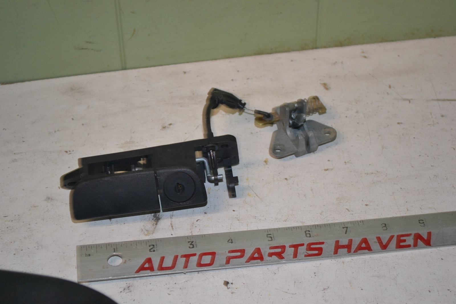 00-05 Cadillac Sedan Deville DTS - Glovebox Latch Handle Lever OEM Black