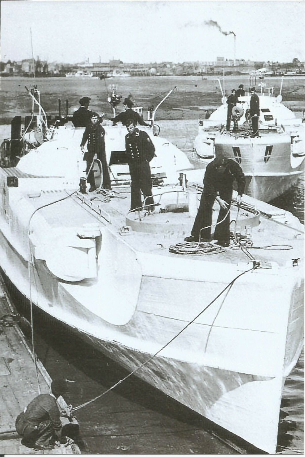 WW II German Photo ** Torpedo's Boat In Dock -- E - Boat **...