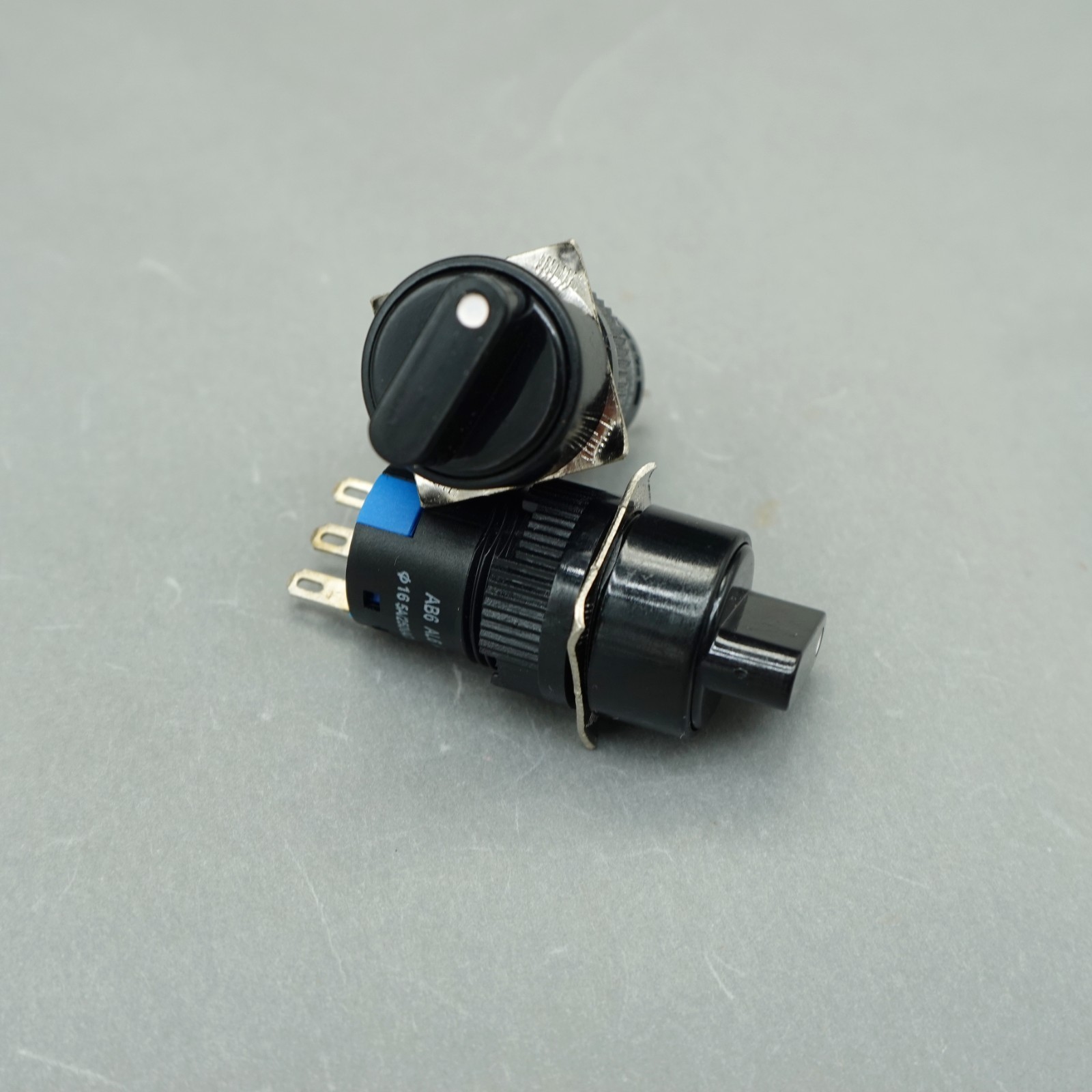 2PCS LA39-E22XS/K Cutout 16mm Round Selector switch 3 Position MAINTAINED