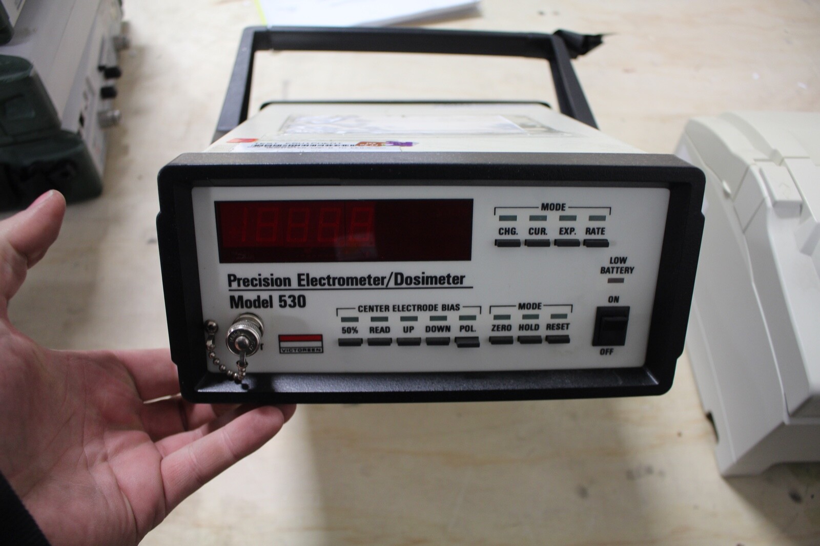 VICTOREEN PRECISION ELECTROMETER DOSIMETER MODEL 530