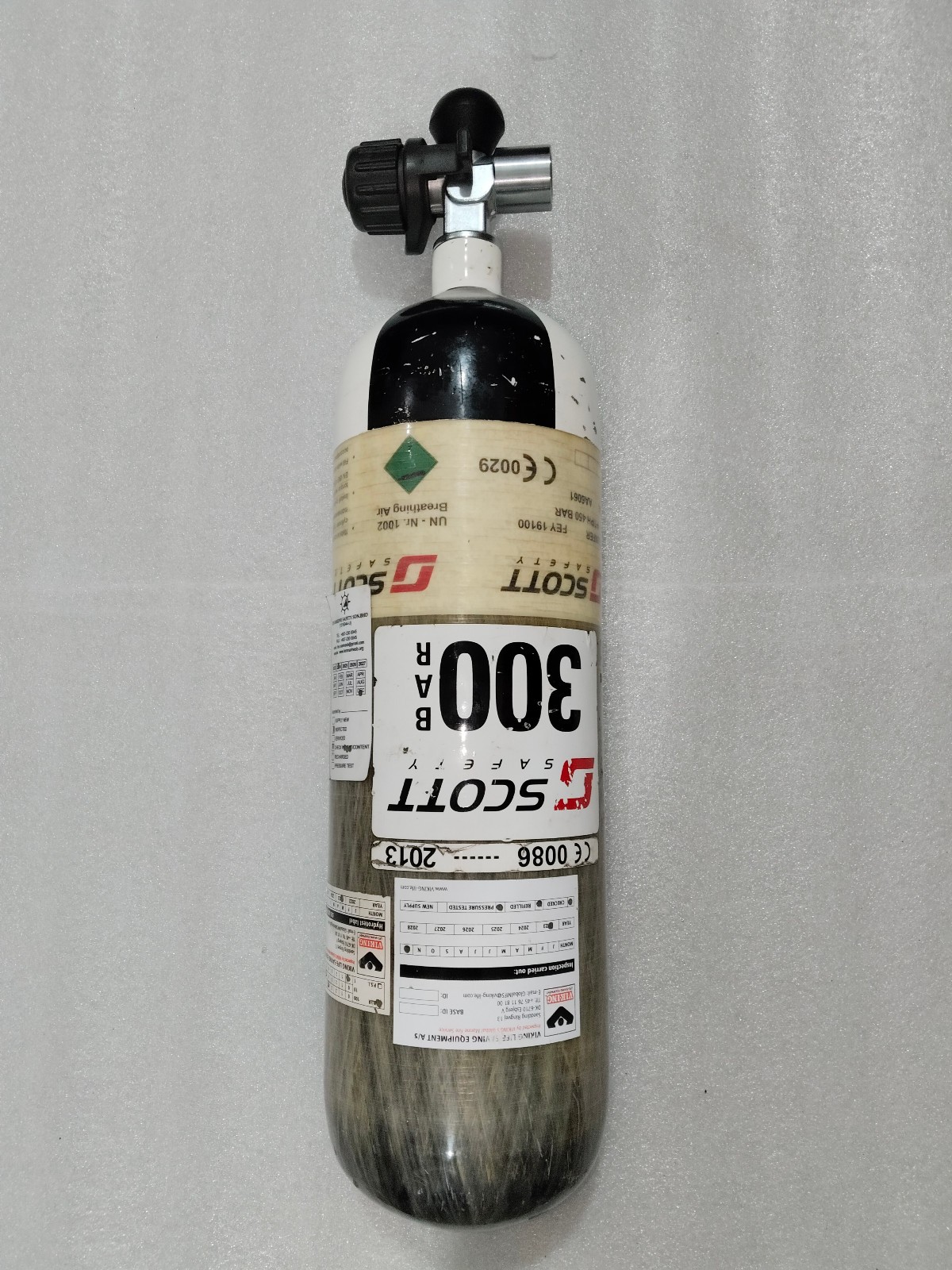 SCOTT SAFETY BREATHING AIR OXYGEN TANK 300 BAR 4.7 LTR CARBON FIBER WITH VALVE